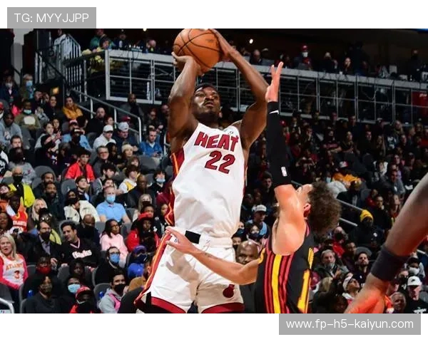 巴特勒强行上篮造成犯规，热火稳住领先